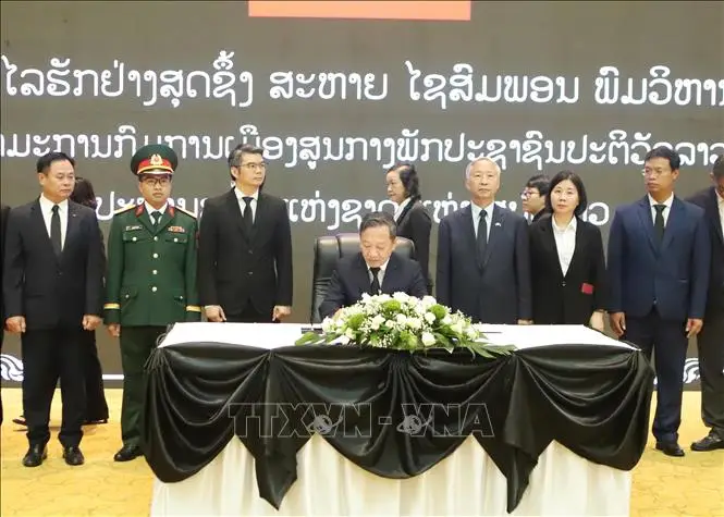 Đại sứ quán Việt Nam và cộng đồng người Việt Nam tại Lào viếng Chủ tịch Quốc hội Lào Xaysomphone Phomvihane