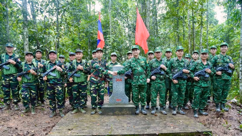 Thắm tình hữu nghị đặc biệt trên tuyến biên giới Việt Nam-Lào