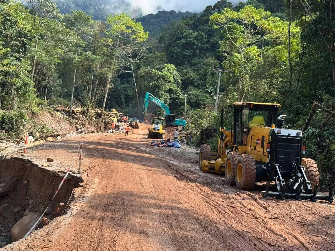Khẩn trương khắc phục Quốc lộ 8A, dự kiến thông xe vào sáng 5/9