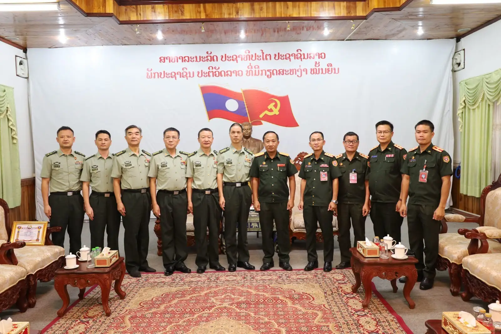 Lào trao giấy khen cho 6 chuyên gia quốc phòng Trung Quốc