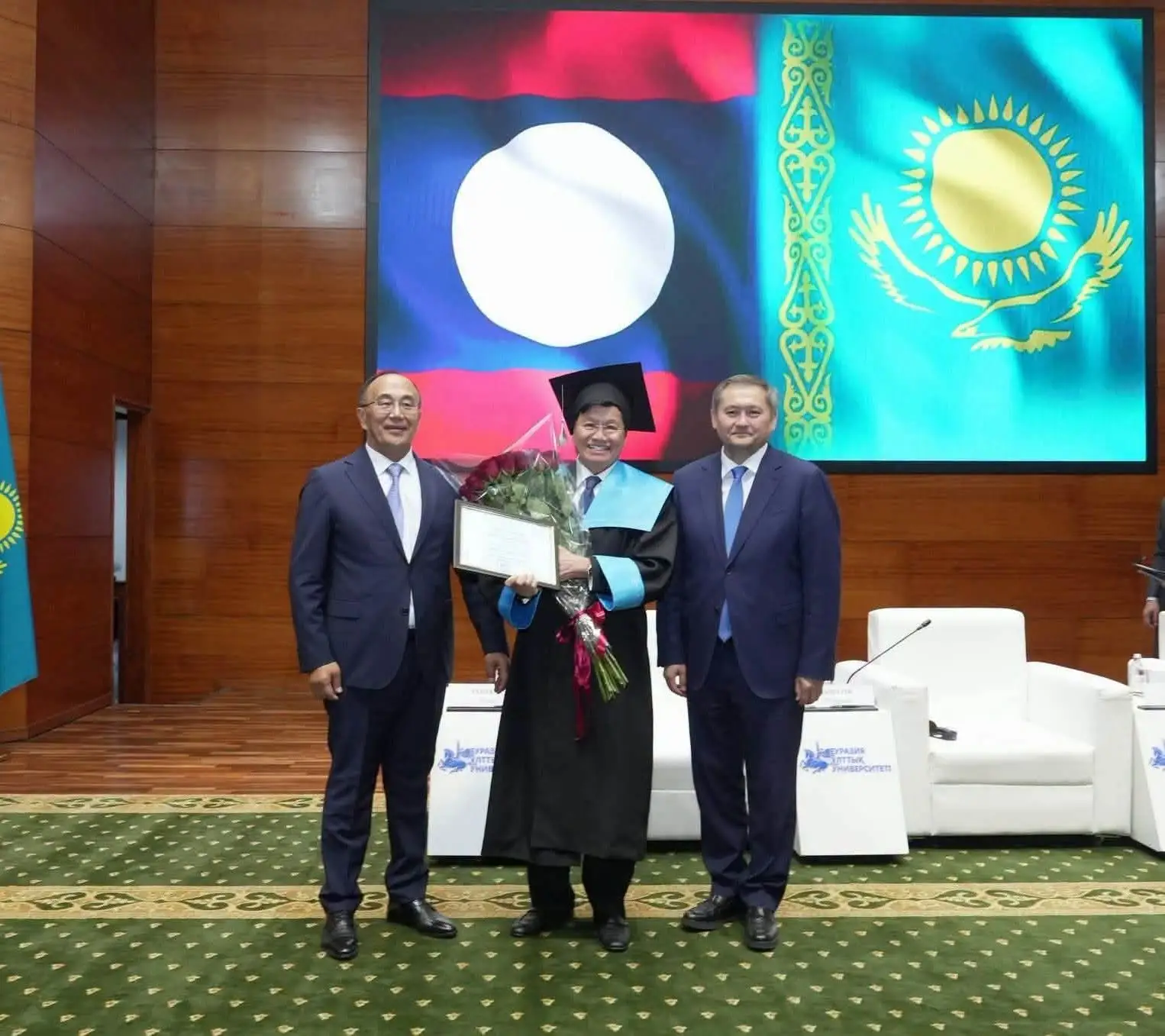 Tổng Bí thư, Chủ tịch nước Lào nhận danh hiệu Giáo sư danh dự tại Kazakhstan
