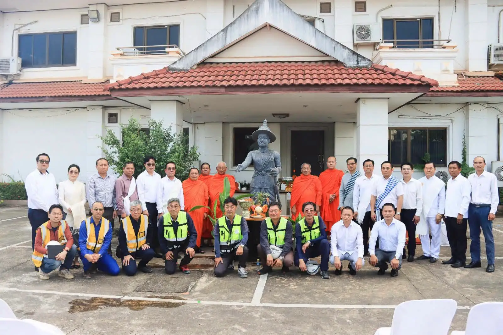 Lào di dời tượng Chao Anouvong về sân vận động mang tên ông