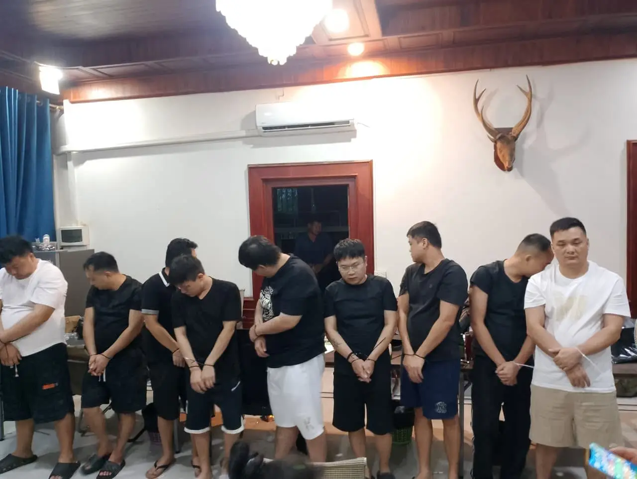 Triệt phá 2 điểm tội phạm mạng ở Viêng Chăn, bắt 39 người