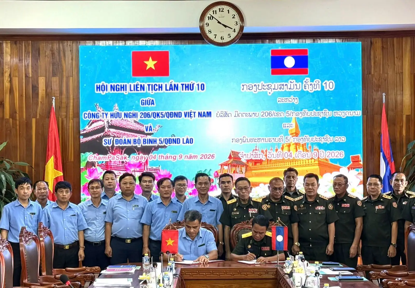 Công ty Hữu nghị Nam Lào hỗ trợ Sư đoàn 5 Lào 300 triệu Kip