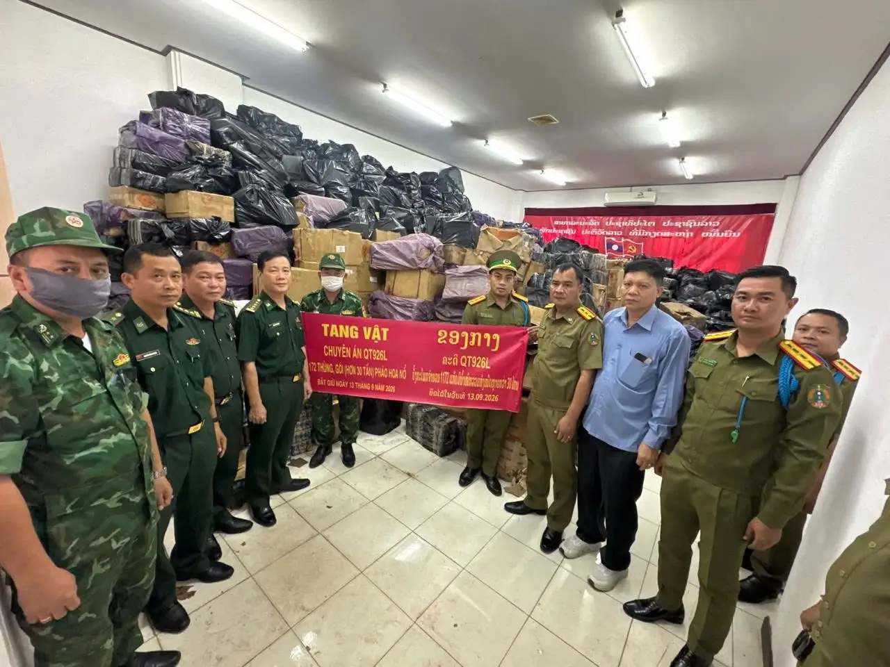 Công an Savannakhet phối hợp Bộ đội Biên phòng Quảng Trị thu giữ hơn 30 tấn pháo hoa