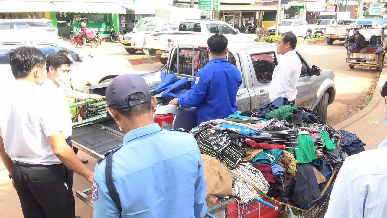 Viêng Chăn mạnh tay xử lý hàng rong lấn chiếm vỉa hè trước bệnh viện