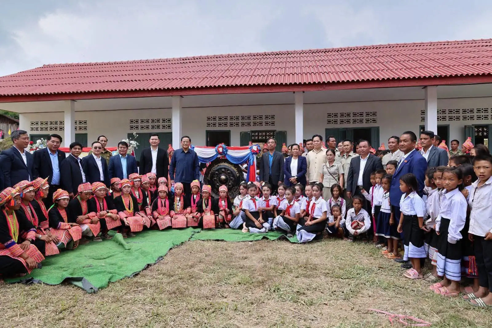 Thủ tướng Lào bàn giao trường học trị giá 3,3 tỷ kip tại Phongsaly