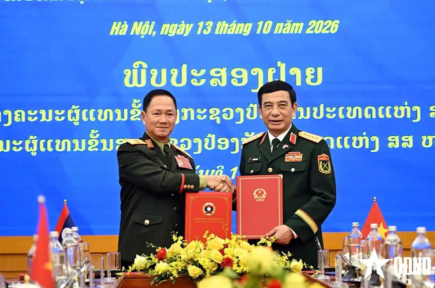 Đại tướng Phan Văn Giang hội đàm với Phó thủ tướng, Bộ trưởng Bộ Quốc phòng Lào