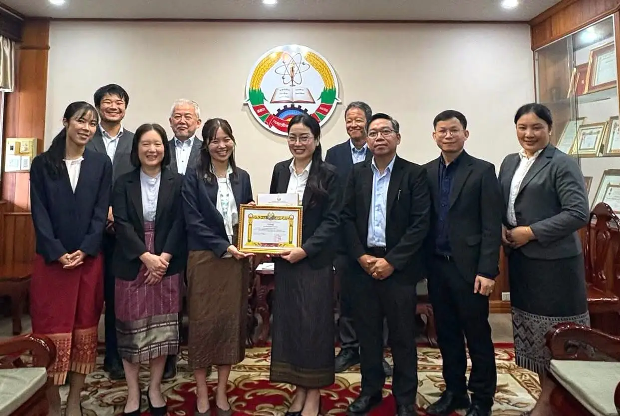 Lào trao giấy khen cho đại diện JICA nhân dịp kết thúc nhiệm kỳ