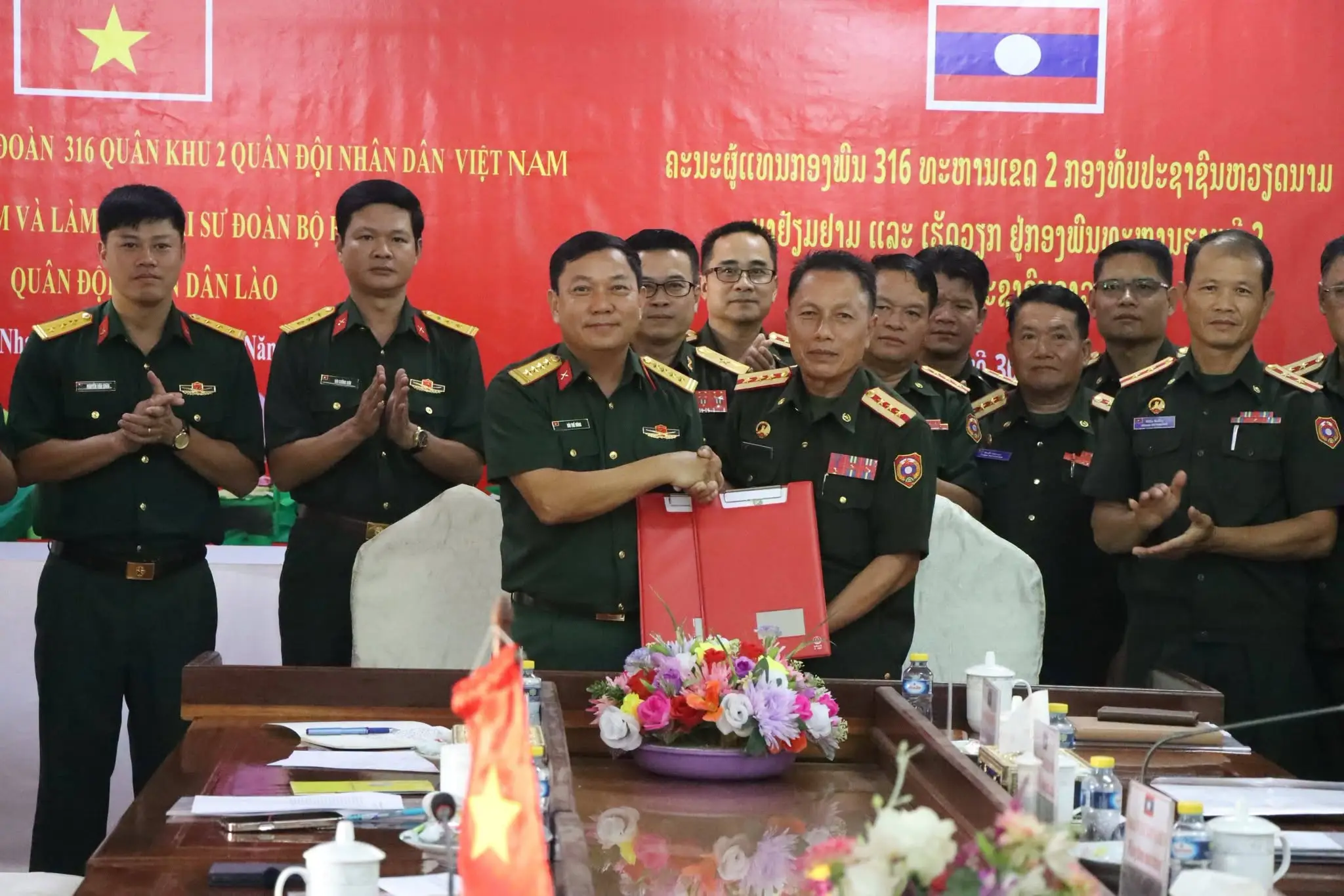 Sư đoàn 2 Lào và Sư đoàn 316 Việt Nam thúc đẩy hợp tác toàn diện