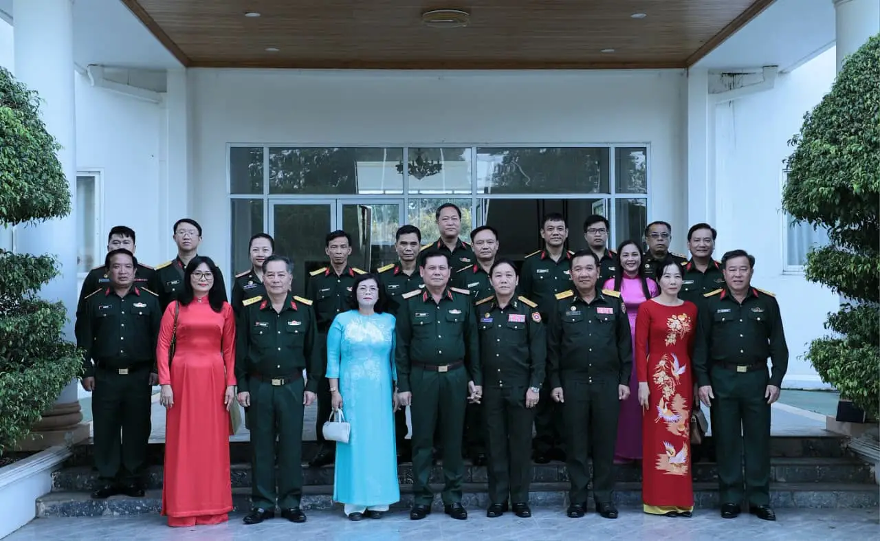 Phó Chủ nhiệm Tổng cục Chính trị Quân đội Lào tiếp đoàn gia đình lãnh đạo Quân khu 7 Việt Nam