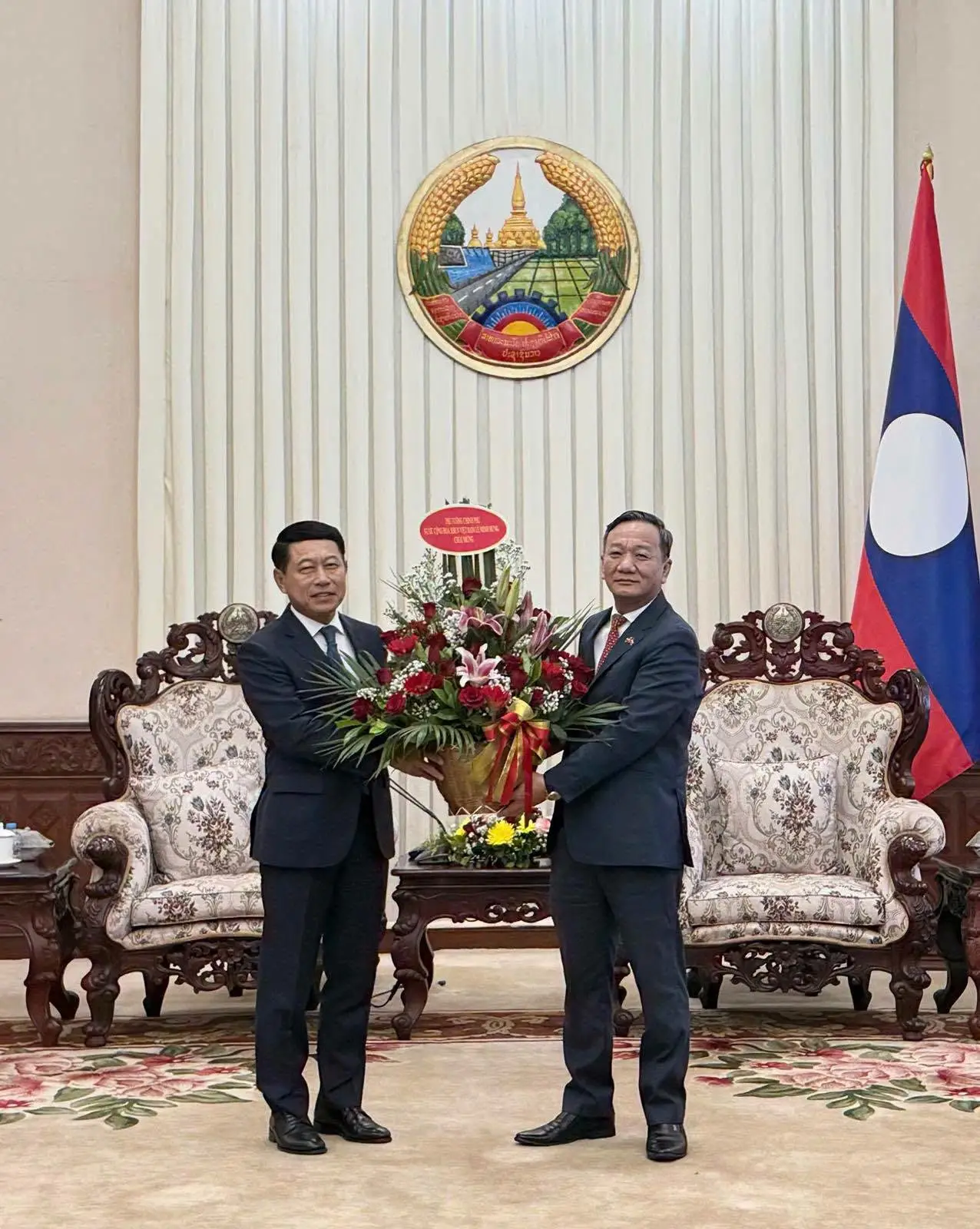 Đại sứ Nguyễn Minh Tâm chúc mừng tân Thủ tướng Lào Saleumxay Kommasith
