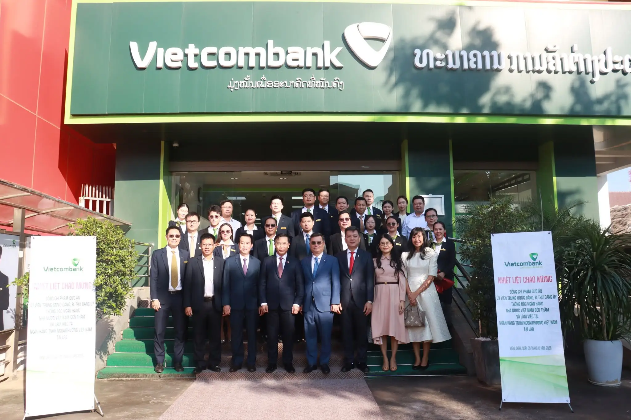 Thống đốc Ngân hàng Nhà nước Việt Nam Phạm Đức Ấn thăm và làm việc tại Vietcombank Lào