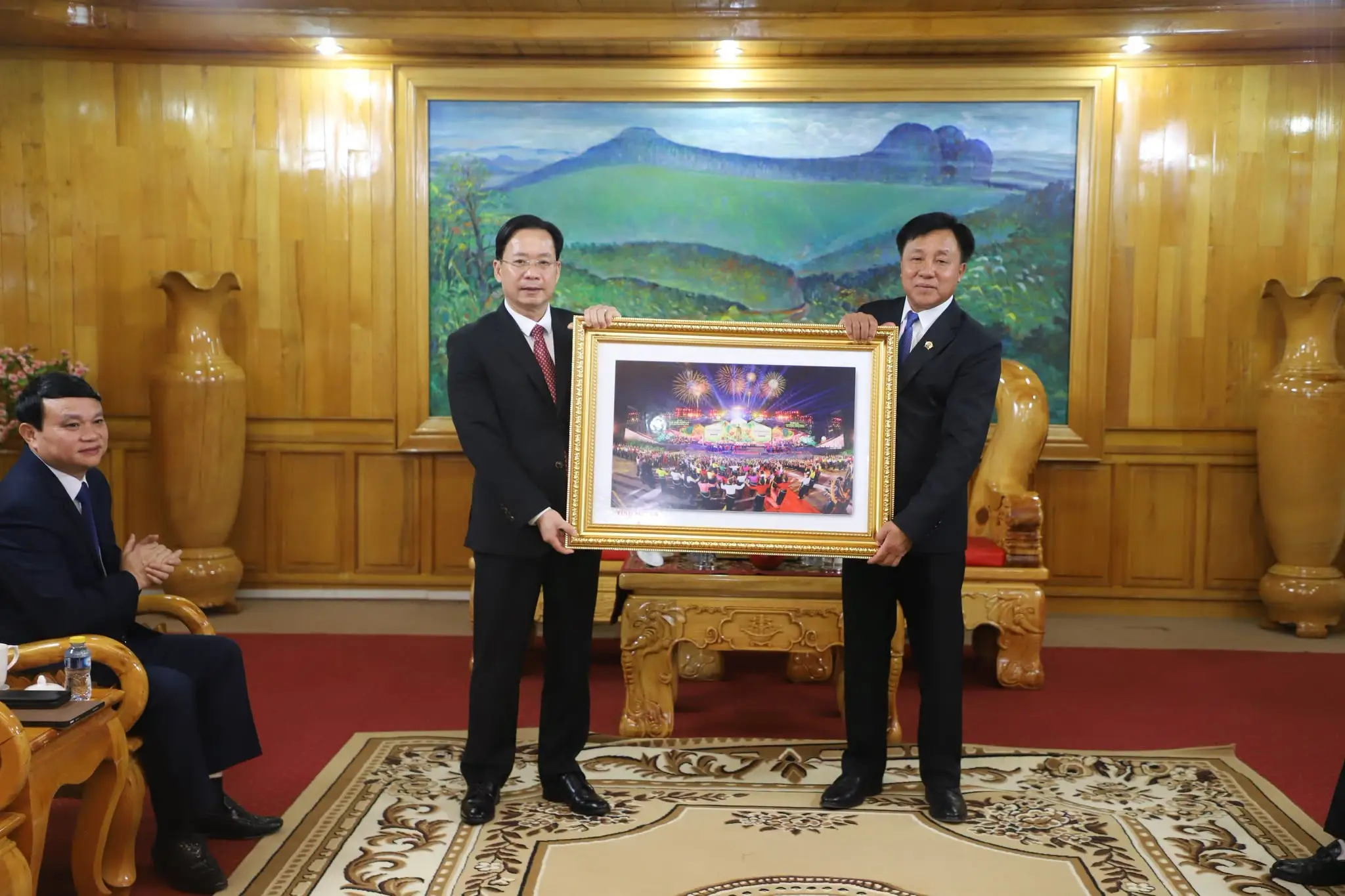 Lào đẩy mạnh tuyên truyền nguy cơ bom mìn qua hệ thống phát thanh