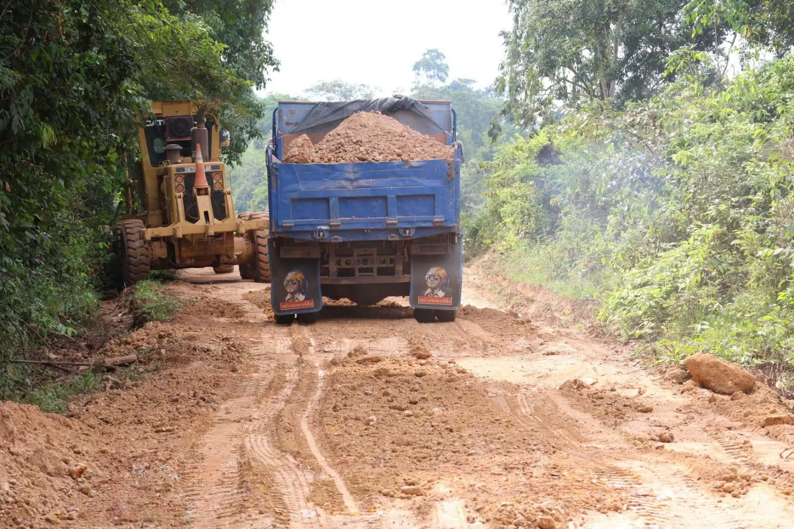 Khammuon khẩn trương sửa chữa 4 tuyến đường bị hư hại do lũ