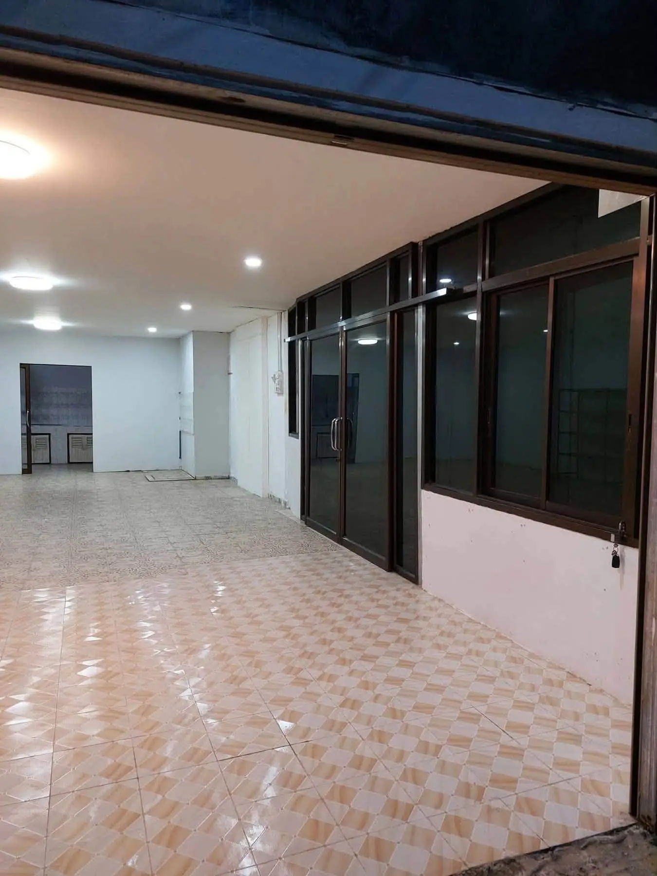 Cho thuê nhà có mặt bằng kinh doanh: Khu vực trung tâm cách tượng đài Patuxay chỉ khoảng 300m