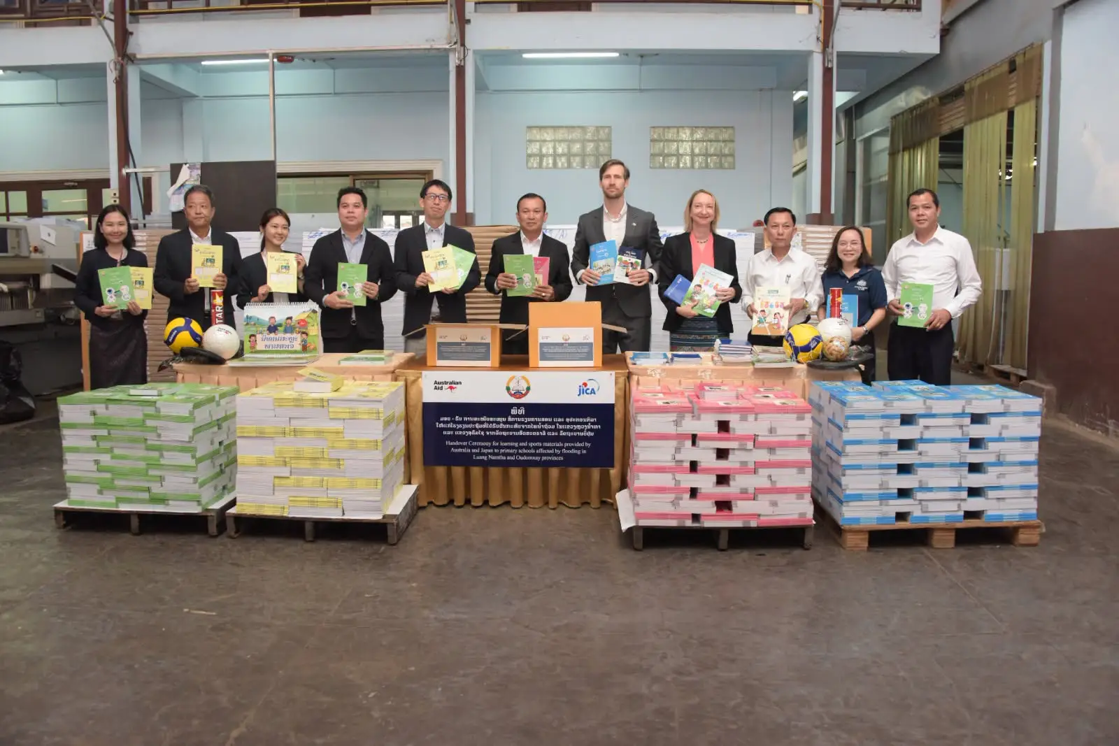 Australia, Nhật Bản hỗ trợ sách giáo khoa cho học sinh Lào vùng lũ
