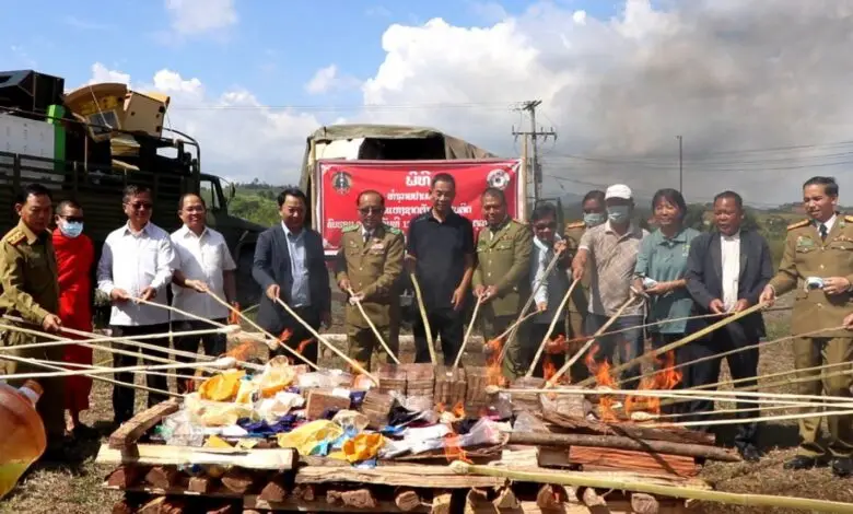 Phongsaly tiêu hủy hơn 33 kg heroin và 60.820 viên ma túy
