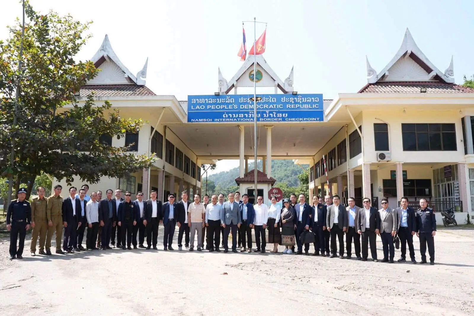 Phó Thủ tướng Lào kiểm tra công tác thu ngân sách tại Huaphan