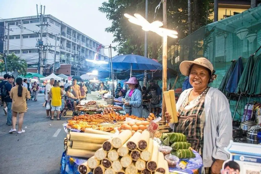 Cơm lam, gà nướng đắt khách tại lễ hội đua thuyền Viêng Chăn