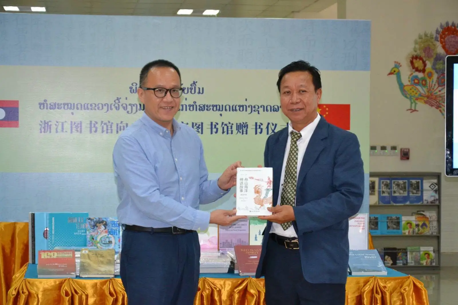 Thư viện Chiết Giang trao tặng 83 đầu sách cho Thư viện Quốc gia Lào