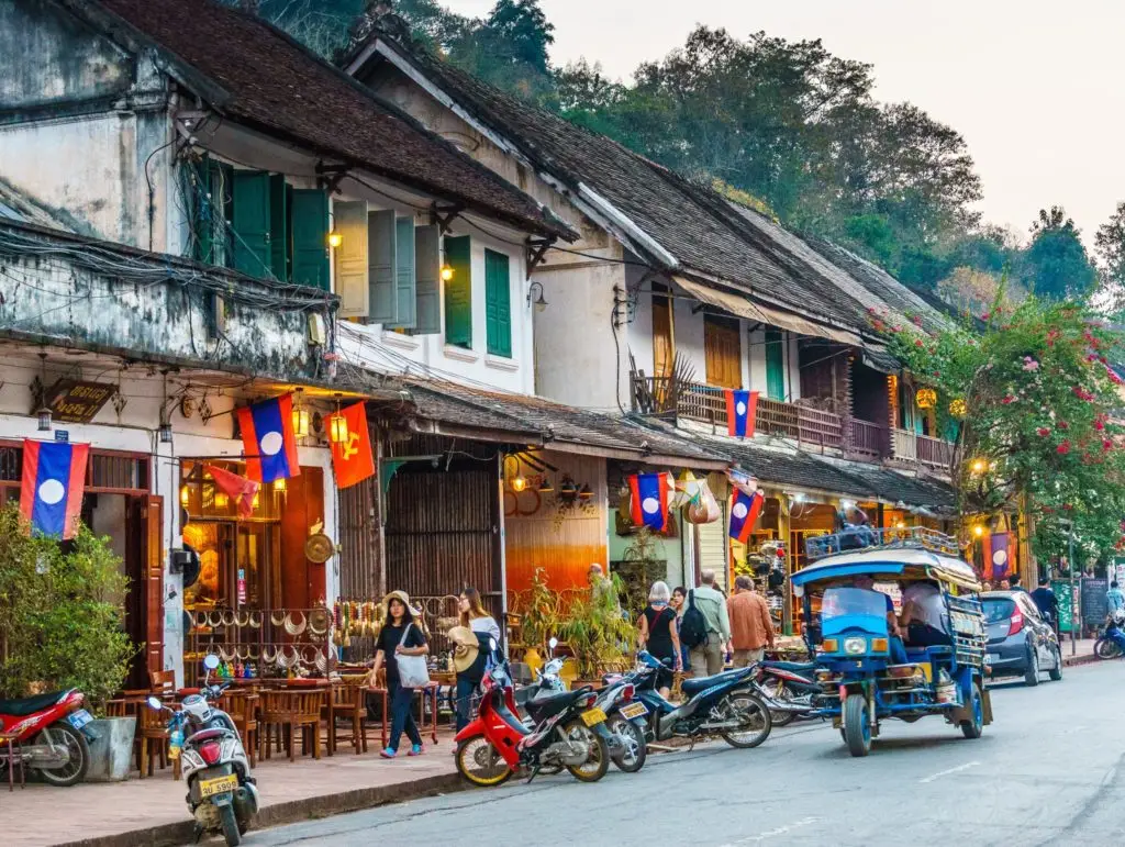 Luang Prabang siết quản lý bán hàng trên vỉa hè, đường phố