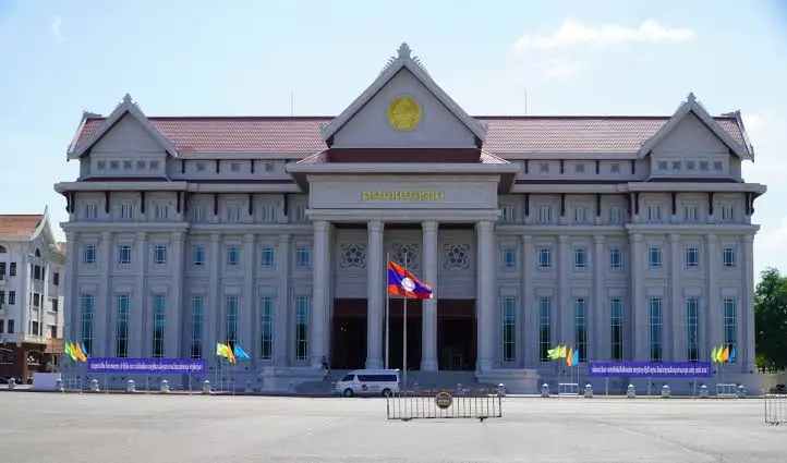 Chính Phủ Lào đặt trọng tâm điều hành vào việc siết chặt kỷ luật tài khóa, rà soát triệt để các dự án nhượng quyền đất đai, kiểm soát dòng ngoại hối xuất khẩu, chuyển mạnh từ cấp phép khai thác khoáng sản sang chế biến sâu trong nước và ưu tiên khôi phục hạ tầng dân sinh